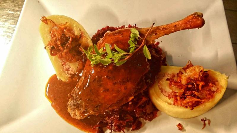 Vinařství U Kapličky, Retro gril - Konfitované kachní stehýnko, pečené červené zelí, bramborová roláda plněná uzeným masem.