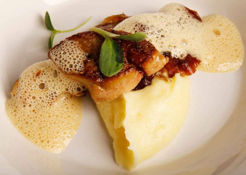 U Labutě - Blanquette z kohouta, teplý plátek foie gras s lanýžovým olejem