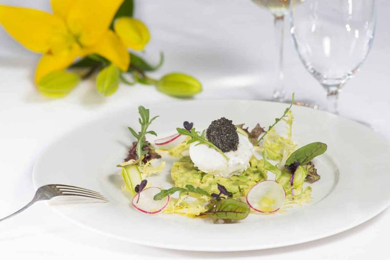 Savoy hotel, Restaurant Hradčany - Avokádový tartar s pošírovaným vajíčkem, zeleným chřestem a bylinkami sakura, doplněný lanýžovým pes