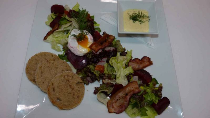 Studánka hotel, Madlenčina restaurace - trhaný salát s plátky řepy, vejcem a pečenou slaninou, chipsy z chleba, francouzský dresing