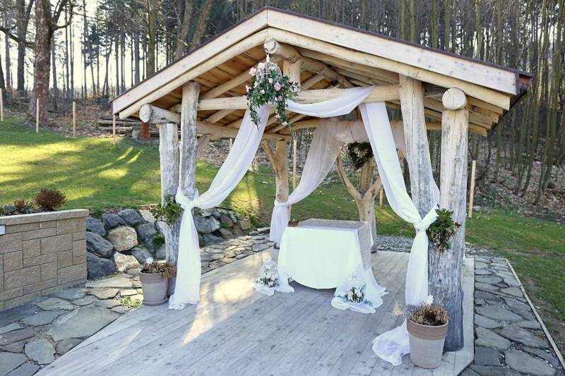 Na kraji lesa - Pro svatby a speciální akce je k dispozici stylový altánek