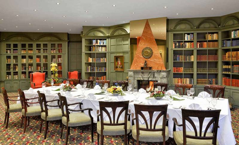 Savoy hotel, Restaurant Hradčany - Knihovna s krbem